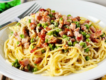 Спагети карбонара с бекон, грах, заквасена сметана и пармезан - снимка на рецептата